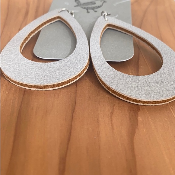 Cut grey leather earrings - Picture 2 of 4